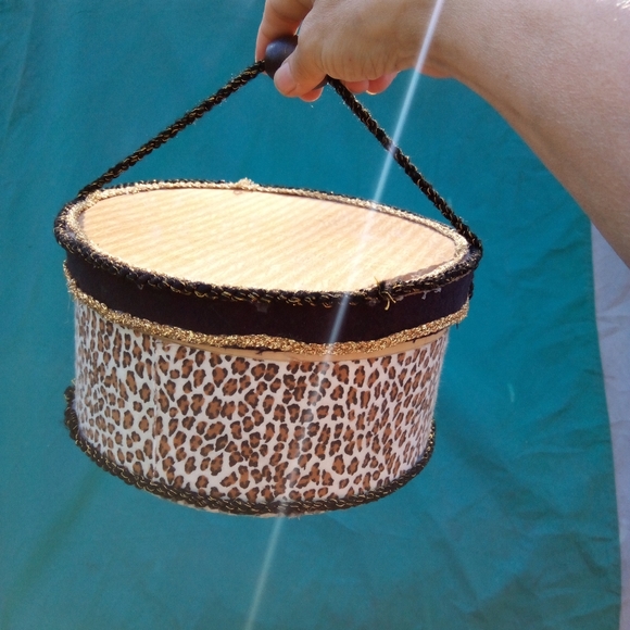 Vintage Lion Carousel Music Boxes - Picture 15 of 16